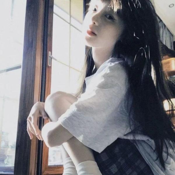 戴流苏耳环的少女